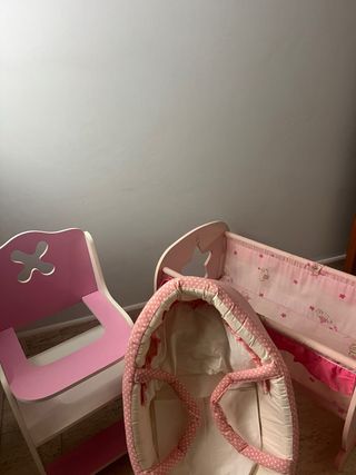 Cuna de juguete, trona y cesto para muñecos