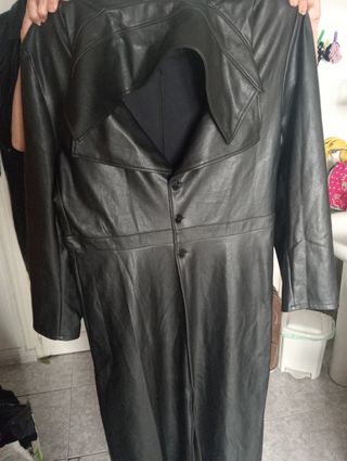 Sobretodo de cuero negro
