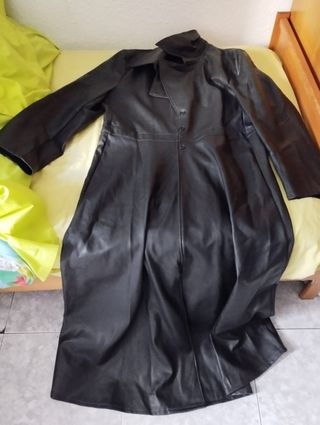 Sobretodo de cuero negro