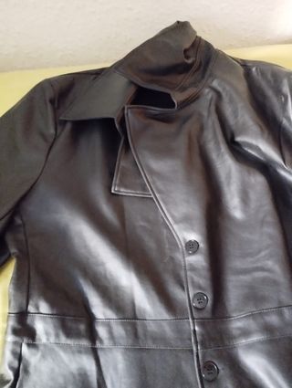 Sobretodo de cuero negro