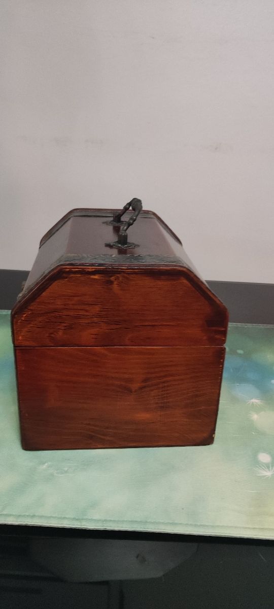 Caja cofre de madera. Medidas en fotos.