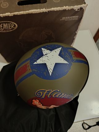 Casco Premier Flamin' Missy Pin-up