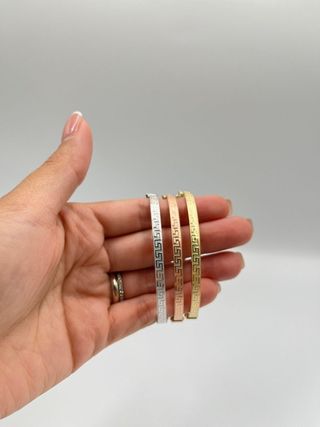SEMANARIO 3 PULSERAS RIGIDAS GRECA HUECA.
