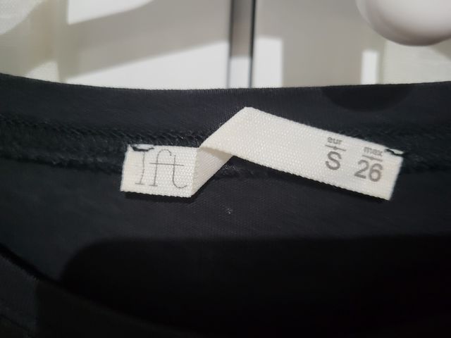 Camiseta negra con mensaje Follow your heart