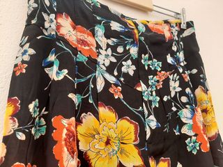 Pantalón estampado floral negro