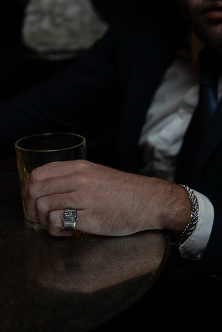 Anillo de hombre con piedras negras y plateadas