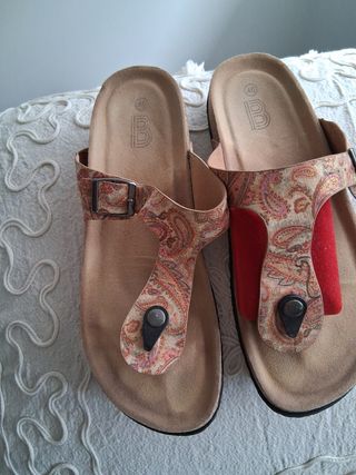 Sandalias Planas Beige y Rojas Talla 40
