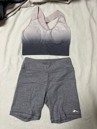 Conjunto deportivo gris y blanco
