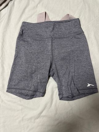 Conjunto deportivo gris y blanco
