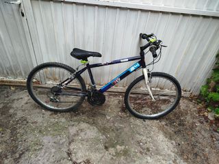 Bicicleta de montaña azul