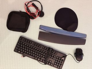 Lote ordenador: teclado, ratón, auriculares etc