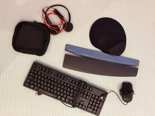 Lote ordenador: teclado, ratón, auriculares etc