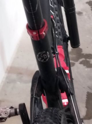 Bicicleta de Montaña Pivot Negra