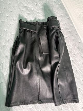 Falda polipiel Naf Naf negra Talla 38 Nueva