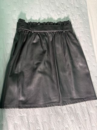 Falda polipiel Naf Naf negra Talla 38 Nueva
