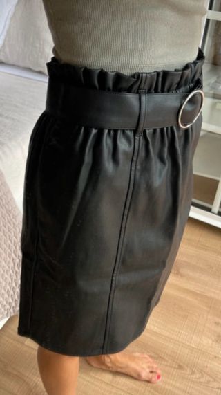 Falda polipiel Naf Naf negra Talla 38 Nueva