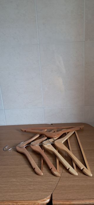 4 Perchas Madera + 1 Regalo