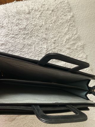 Maletín de piel negro
