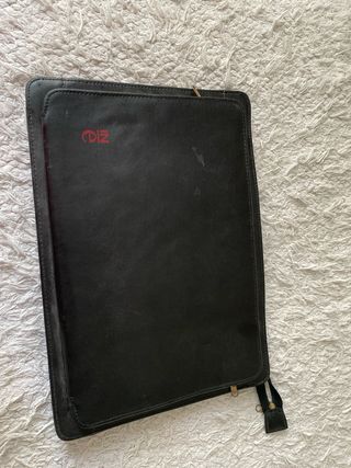 Maletín de piel negro
