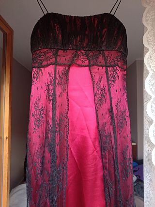 Vestido de fiesta rojo burdeos con encaje negro.