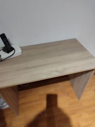Mesa de escritorio pequeña de madera