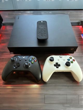 Console Xbox One X nera + 1 controller (nero)