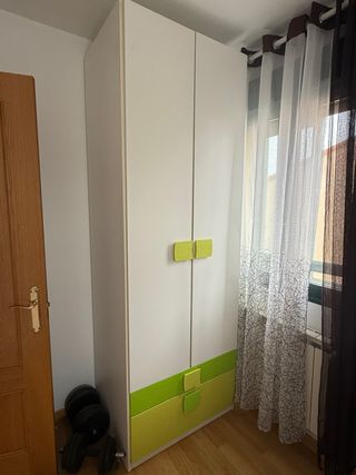 Armario blanco y verde