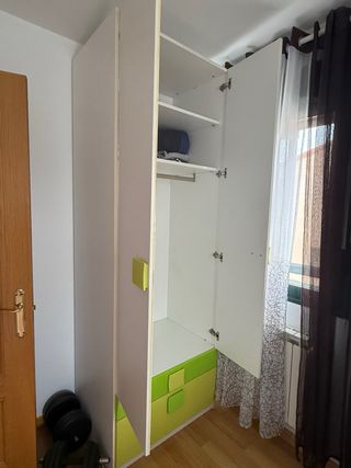 Armario blanco y verde