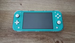 Nintendo Switch Lite Azul + Mario Kart 8 Deluxe.
