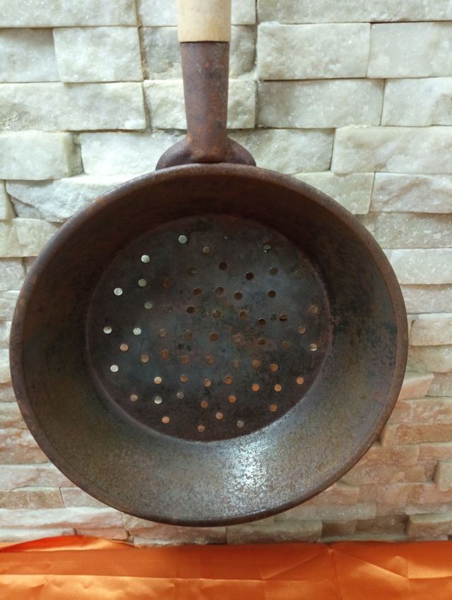 Pentola in metallo con fori