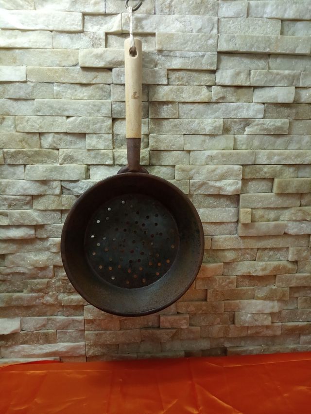 Pentola in metallo con fori