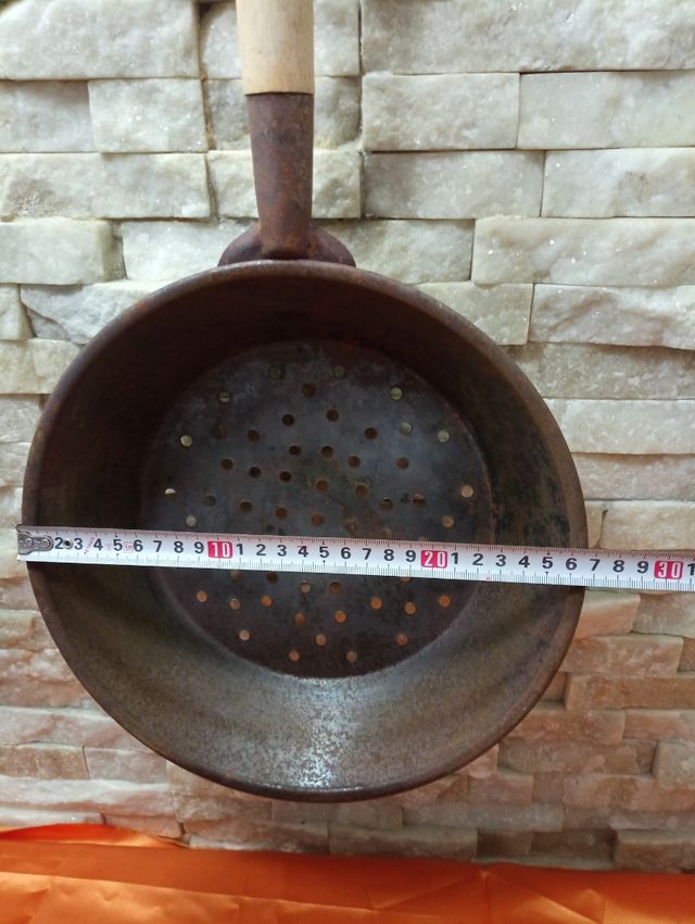 Pentola in metallo con fori