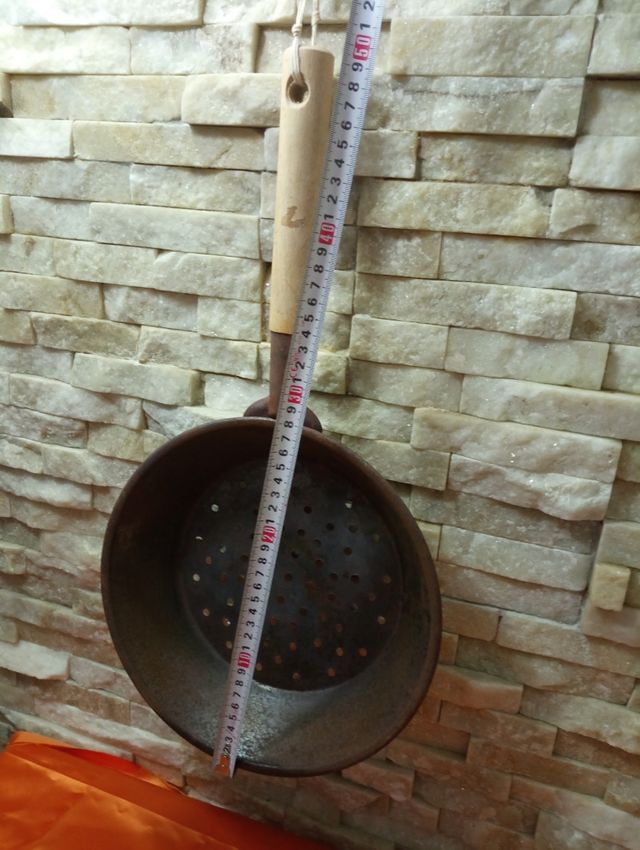 Pentola in metallo con fori