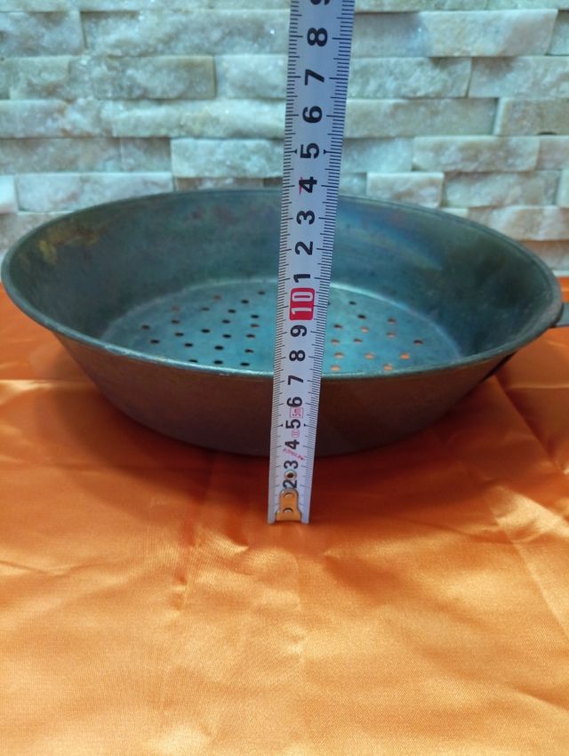 Pentola in metallo con fori