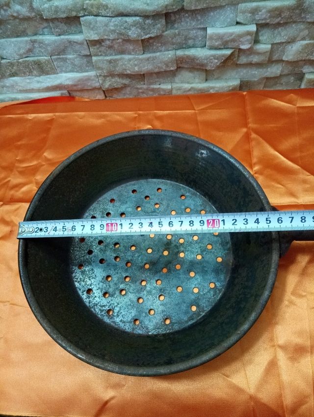 Pentola in metallo con fori