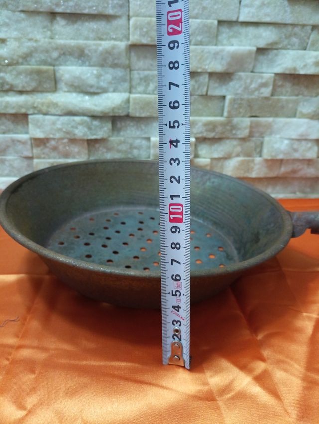 Pentola in metallo con fori