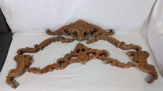 Frisos y copetes de madera tallada