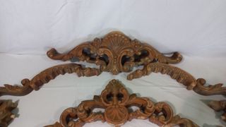 Frisos y copetes de madera tallada