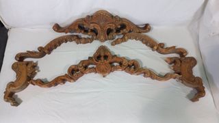 Frisos y copetes de madera tallada