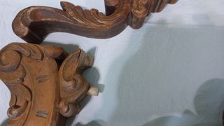 Frisos y copetes de madera tallada