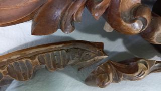 Frisos y copetes de madera tallada