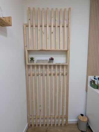 Estantería de listones de madera con balda