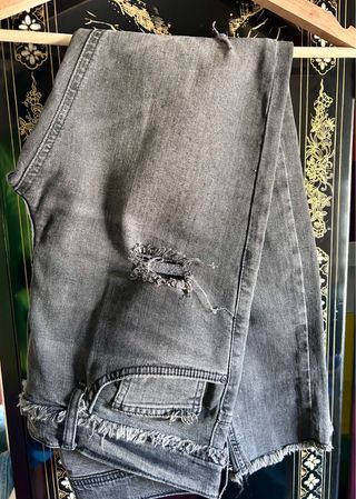 Jeans Zara grises desgastados