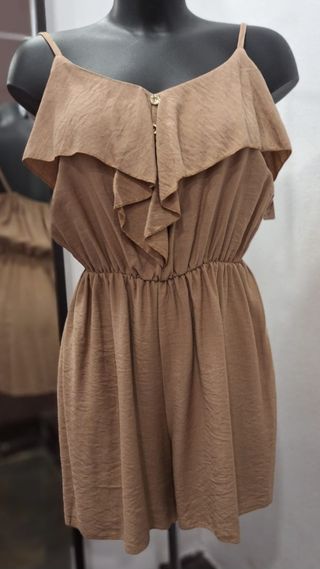 Mono corto beige con volantes