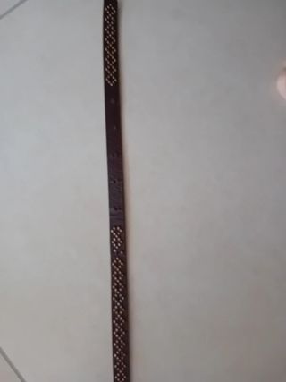 Cintura marrone con borchie dorate