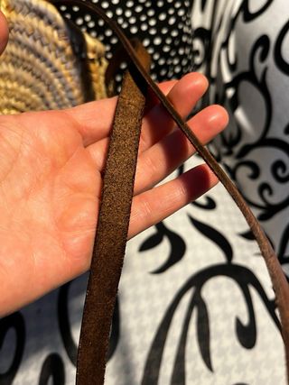 Bolso de mimbre con flores y correa de piel
