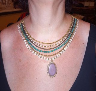 Collana multifilo con medaglione oro e viola