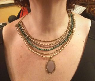 Collana multifilo con medaglione oro e viola