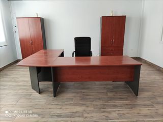 3 tavoli da ufficio e 2 armadi 3 poltrone girevoli