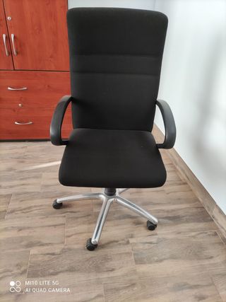 3 tavoli da ufficio e 2 armadi 3 poltrone girevoli